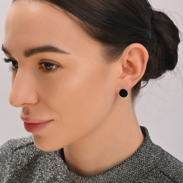 Серебряные серьги-гвоздики с ониксом (вк18)