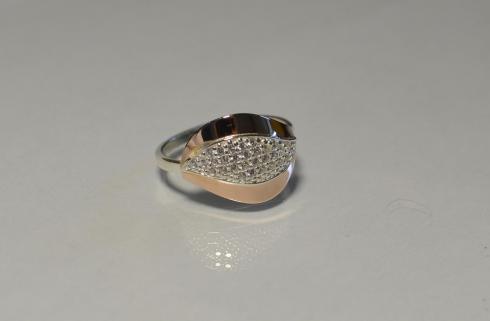 Серебряное кольцо с золотыми вставками и фианитами
