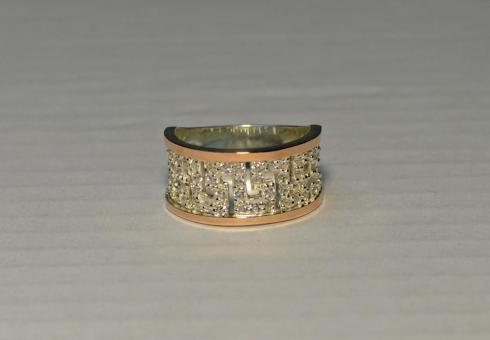 Серебряное кольцо с золотыми вставками.